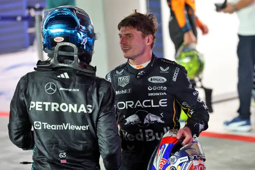 Max Verstappen gratuliert George Russell zum Sieg beim Großen Preis von Singapur - Foto: Red Bull Content Pool