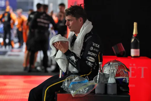 Max Verstappen sitzt nach dem anstrengenden Singapur GP - Foto: Race Pictures