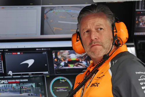 CEO Zak Brown an der McLaren-Boxenmauer – Foto: Race Pictures