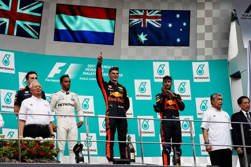 Max Verstappen, Lewis Hamilton und Daniel Ricciardo auf dem Podium in Malaysia 2017 – Foto: Race Pictures