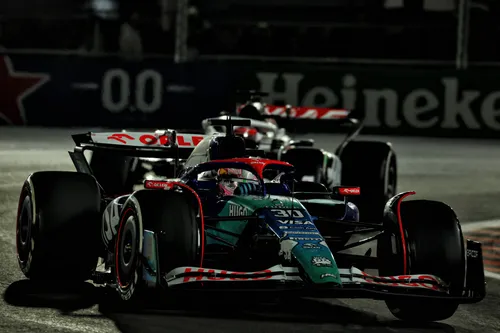 Liam Lawson auf der Strecke beim Großen Preis von Las Vegas 2024 in der von Glitzer inspirierten Racing-Bulls-Lackierung - Foto: Race Pictures