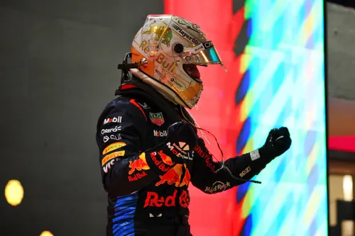 Max Verstappen feiert den Sieg beim Großen Preis von Katar 2024 – Foto: Race Pictures