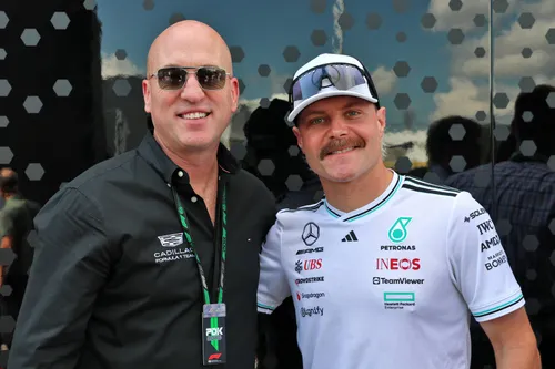 Cadillac-F1-Teamchef Dan Towriss mit Valtteri Bottas, der 2026 gemeinsam mit Sergio Pérez für das US-Team fahren wird – Foto: Race Pictures