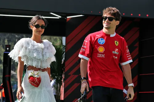 Autódromo Hermanos Rodríguez, Mexiko-Stadt, Mexiko, Freitag, 24. Oktober 2025 – (v. l. n. r.): Alexandra Saint Mleux (ITA) mit ihrem Freund Charles Leclerc (MON) Ferrari – Foto: Race Pictures