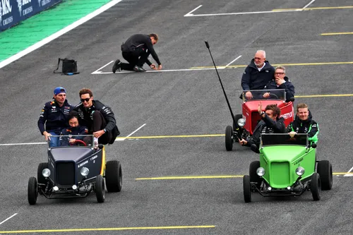 Eine verrückte Fahrerparade: George Russells Fahrzeug blieb stehen, woraufhin Max Verstappen und Yuki Tsunoda ihn aufgabelten und zurückbrachten – Foto: Race Pictures