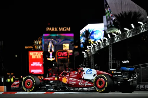 Charles Leclerc während FP2 des Las-Vegas-GP – Foto: Race Pictures