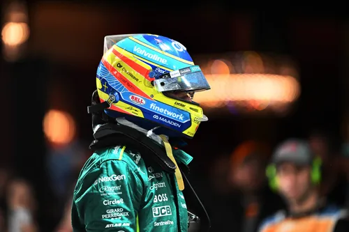 Aston-Martin-Pilot Fernando Alonso beim Großen Preis von Las Vegas – Foto: Race Pictures