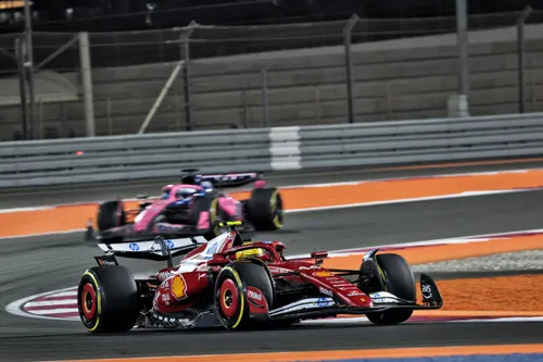 Hamilton im SF-25 in Katar – Foto: Race Pictures