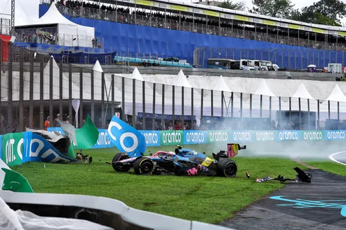 Wasser, das über Kurve 3 spritzte, führte dazu, dass Nico Hülkenberg, Oscar Piastri und Franco Colapinto während des Sprintrennens allesamt verunfallten; die beiden Letztgenannten mussten das Rennen aufgeben – Foto: Race Pictures