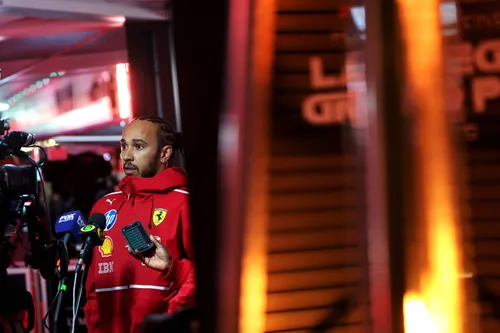 Lewis Hamilton sprach nach P20 im Qualifying mit den Medien – Foto: RacePictures