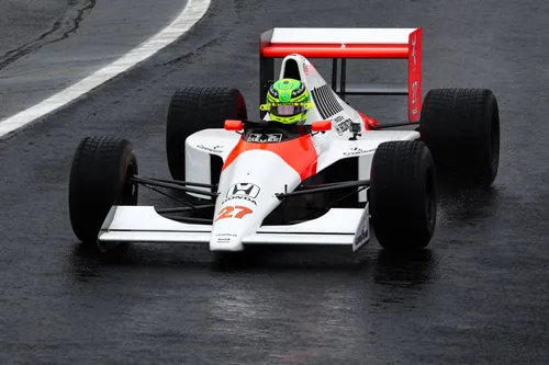 Lewis Hamilton in Ayrton Sennas ikonischem McLaren in Brasilien – Foto: Race Pictures