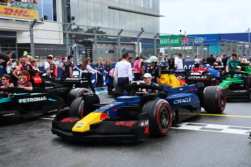 Die Lego-Fahrerparade wurde in Miami sofort zum Fanliebling – Foto: RacePictures