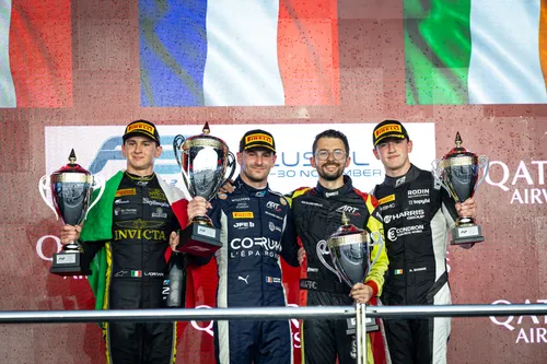 Dunne auf dem Podium des F2-Hauptrennens in Katar – Foto: Race Pictures