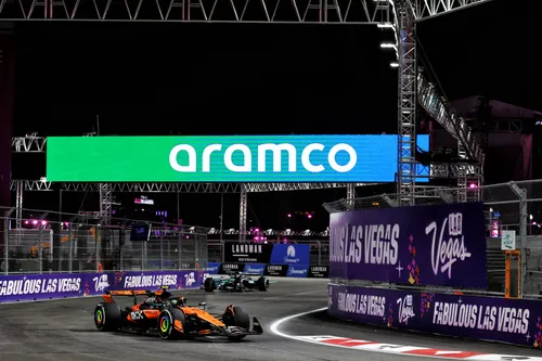 Norris geriet in den Schlussrunden aufgrund eines Treibstoffproblems in Russells Fänge – Foto: RacePictures