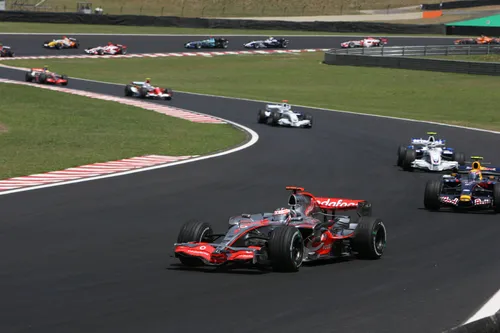 Fernando Alonso beim Brasilien-GP 2007 - Foto: Race Pictures
