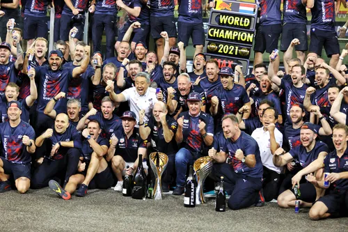 Max Verstappen und das Team von Red Bull Racing feiern den Gewinn des Fahrertitels 2021 – Foto: Race Pictures