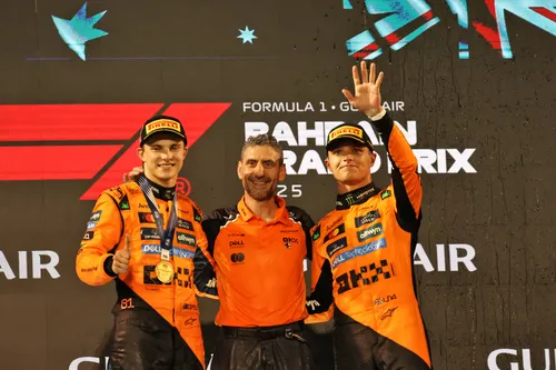 Andrea Stella, mit Oscar Piastri und Lando Norris in Bahrain - Foto: Race Pictures