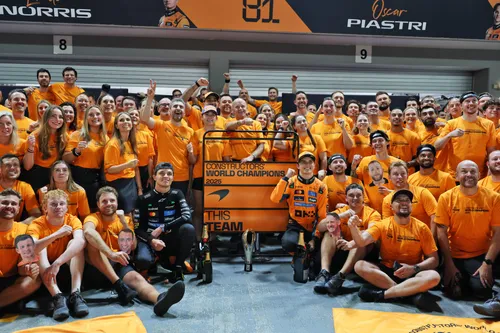 Das McLaren-Team feiert den Gewinn der Konstrukteurs-Weltmeisterschaft 2025 – Foto: Race Pictures