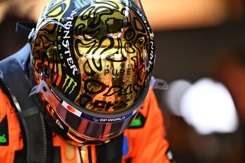 Lando Norris mit seinem neuen goldenen Helm – Foto: Race Pictures