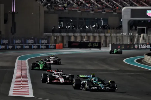Alonso vor Ocon beim Abu-Dhabi-GP – Foto: Race Pictures