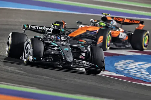 Kimi Antonelli im Duell mit Lando Norris in Katar – Foto: RacePictures