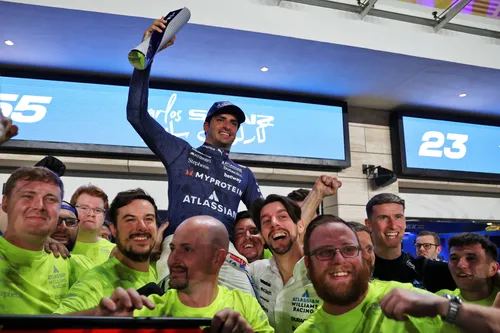 Carlos Sainz mit seiner Williams-Crew in Katar. Foto: RacePictures