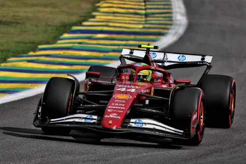 Lewis Hamilton in seinem Ferrari SF-25 – Foto: RacePictures