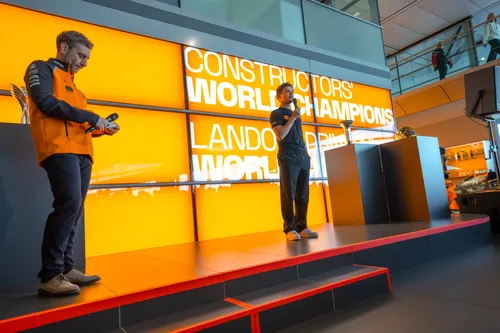 Lando Norris beendete die Saison mit 423 Punkten, dicht gefolgt von Max Verstappen und Oscar Piastri mit 421 beziehungsweise 410 Punkten – Foto: McLaren