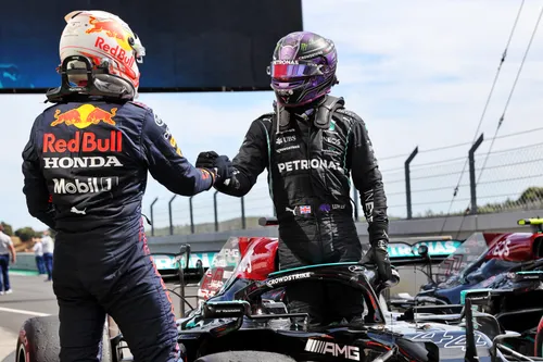 Hamilton und Verstappen schütteln sich nach dem Großen Preis von Portugal 2021 die Hand – Foto: Race Pictures