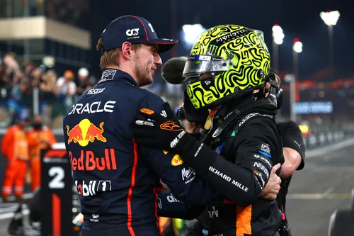 Verstappen und Norris nach dem Abu-Dhabi-GP – Foto: Red Bull Content Pool