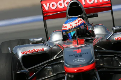 Jenson Button mit seinem McLaren MP4-25 – Foto: Race Pictures