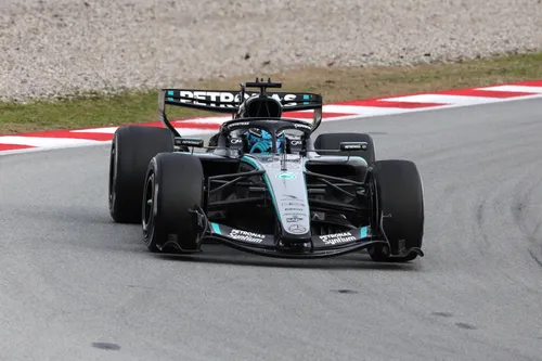 George Russell im Mercedes in Barcelona