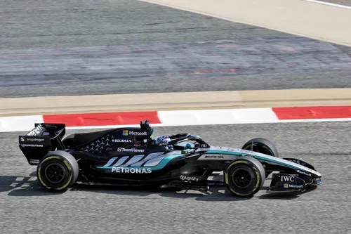 George Russell im Mercedes W17 in Bahrain