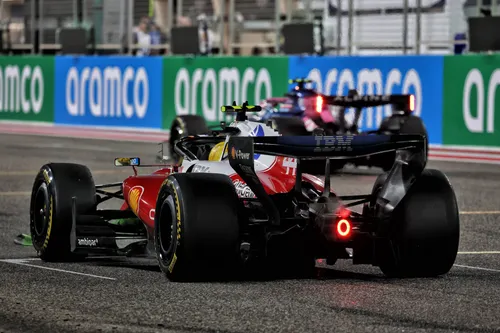 hamilton-ferrari-bahrain-jpg