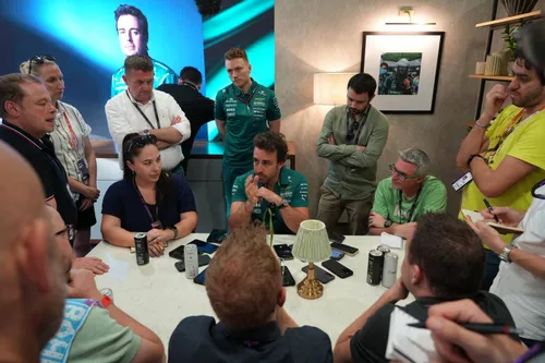 fernando-alonso-aston-martin-bahrain