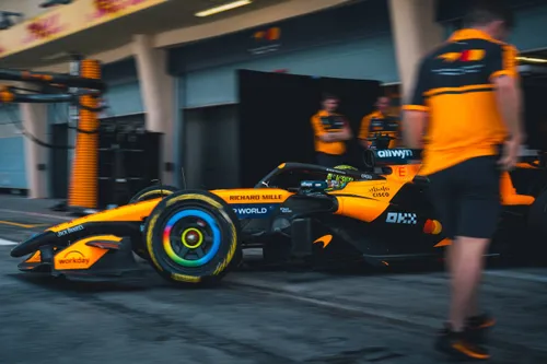 lando-norris-mclaren-bahrein-filmdag