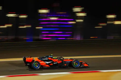 lando-norris-mclaren-bahrein-filmdag