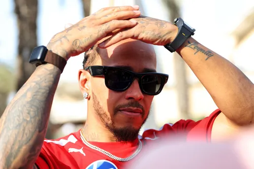 Lewis-hamilton-schrikt-van-f1-wagens