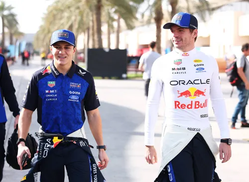 max-verstappen-isack-hadjar-2026-bahrein-testdag-1