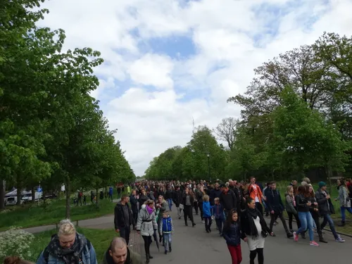 1 dsc02077 drukte op komst