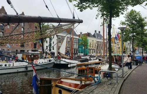 1 schepen langs de kade