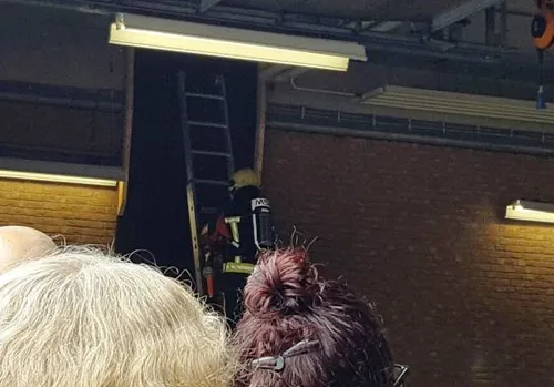 brandweervrouw op trap