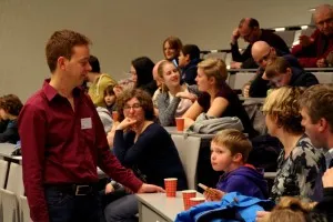 gastspreker jeffrey bout vertelt over de verkenning van het zonnestelse foto rien van de weijgaert 300x200