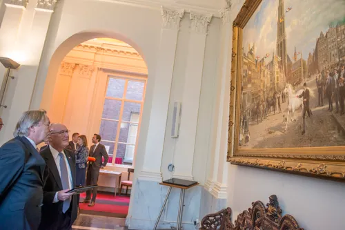 groningen burgermeester den oudsten met bezoek ambassadeur pete hoekstra stadshuis 01