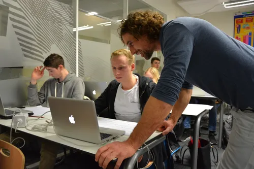 mentor marten venema stelt vragen aan student multi media design