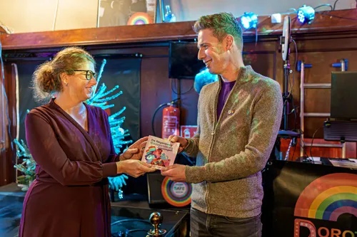 De overhandiging van het eerste exemplaar&nbsp;met de vernieuwde stadswandeling.