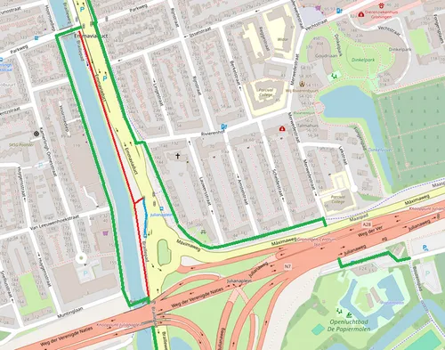 In het rood het afgesloten fietspad. . In het groen de omleiding voor fietsers en voetgangers via de Parkbrug of via de Papiermolentunnel. In het blauw het pad naar de bushalte dat bereikbaar blijft