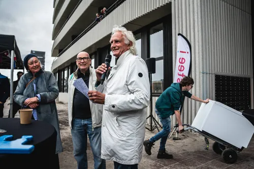 Anna Tjalsma en Jochum Algra en Rein Swart bij de opening van Voltage