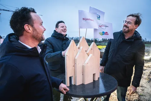 @Siese Veenstra - Van links naar rechts Sander van der Tol (Nijestee), Arjen Moes (VDM) en Rik van Niejenhuis (Wethouder)