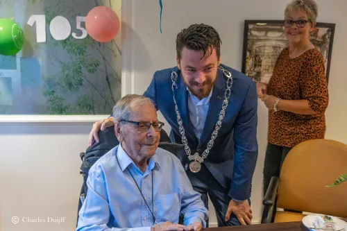 105 jarige met weth en dochter
